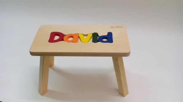 Dřevěná stolička CUBS se JMÉNEM DAVID barevná