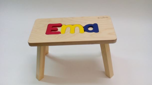 Dřevěná stolička CUBS se JMÉNEM EMA barevná