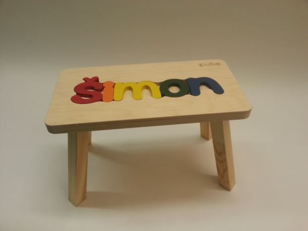 Dřevěná stolička CUBS se JMÉNEM ŠIMON  barevná