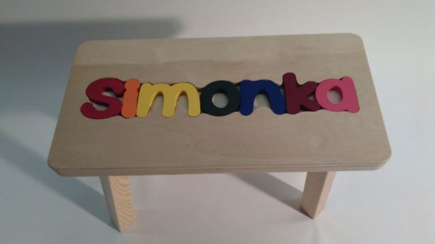 Dřevěná stolička CUBS se JMÉNEM SIMONKA barevná