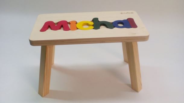 Dřevěná stolička CUBS se JMÉNEM MICHAL barevná