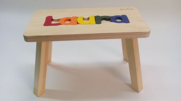 Dřevěná stolička CUBS se JMÉNEM LAURA  barevná