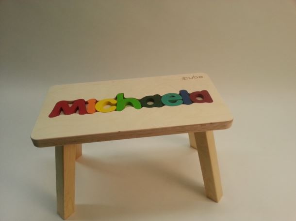 Dřevěná stolička CUBS se JMÉNEM MICHAELA barevná