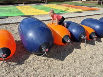 Barrels a Balloons – objevte nový rozměr zábavy na hřišti