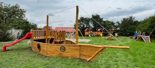Bezpečné veřejné dětské hřiště: norma ČSN EN 1176, kontroly a povinnosti provozovatele