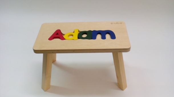 Dřevěná stolička CUBS se JMÉNEM ADAM barevná