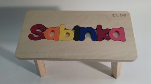Dřevěná stolička CUBS se JMÉNEM SABINKA barevná