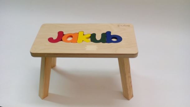 Dřevěná stolička CUBS se JMÉNEM JAKUB barevná